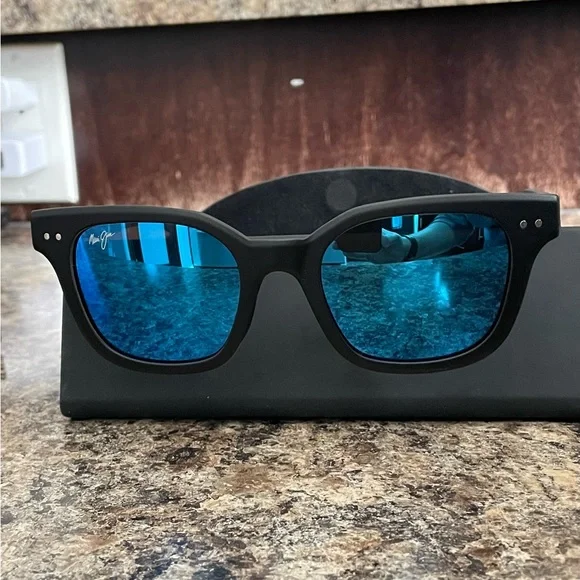 Maui Jim Sunglasses - Picture 2 of 3